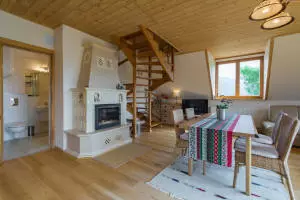 Appartement HANKA - Salle à manger moderne avec des meubles clairs
